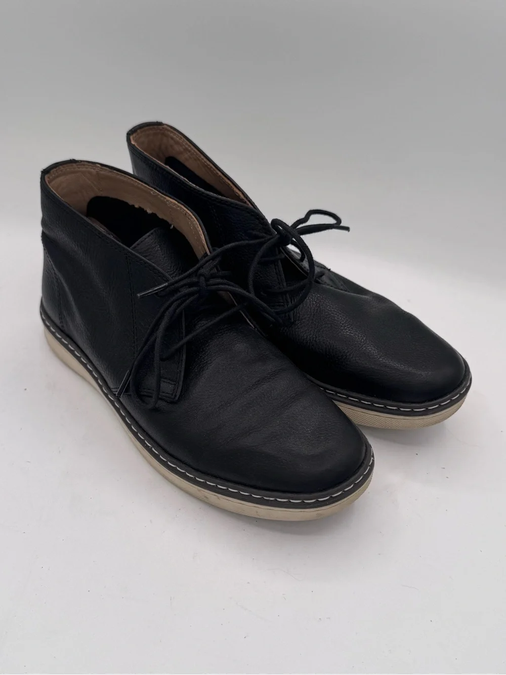 Johnston & Murphy Youth Black Leather Chukka Boots with Contrast Sole -Youth 4.5